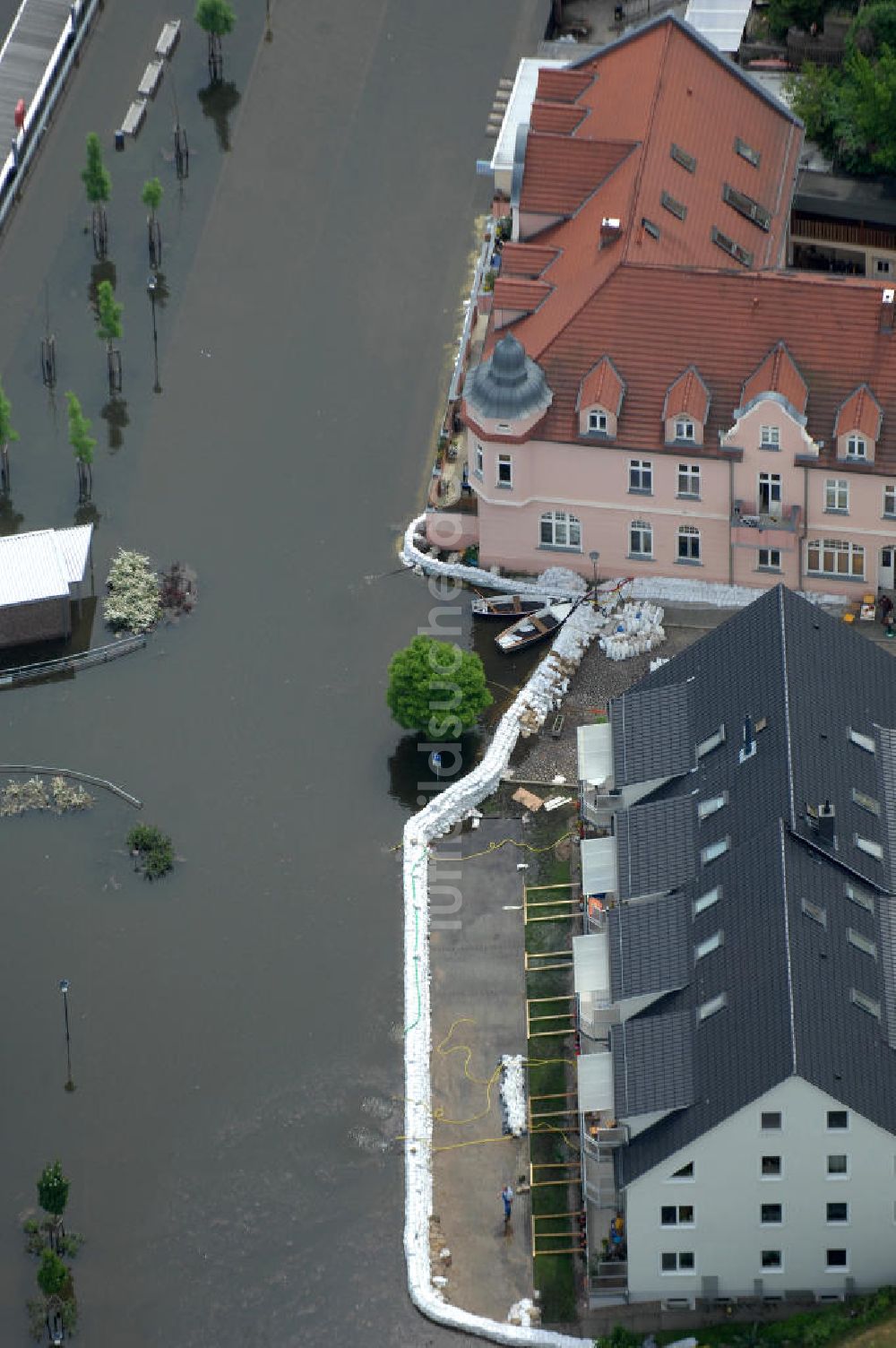 Eisenhüttenstadt aus der Vogelperspektive: Oderhochwasser 2010 in Eisenhüttenstadt im Bundesland Brandenburg