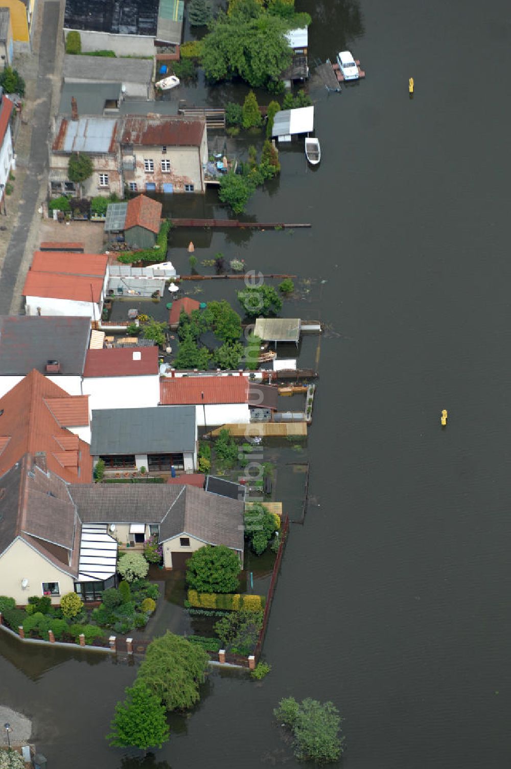 Eisenhüttenstadt aus der Vogelperspektive: Oderhochwasser 2010 in Eisenhüttenstadt im Bundesland Brandenburg