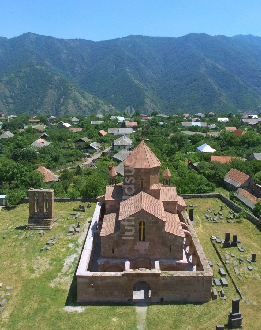 Luftaufnahme Odzun - Odzuner Kathedrale an der Klosterstraße in Odzun , Lori Province, Armenien