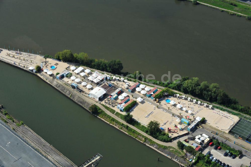 Luftbild Offenbach - Offenbacher Hafeninsel auf dem Main mit dem King Kamehameha Beachclub