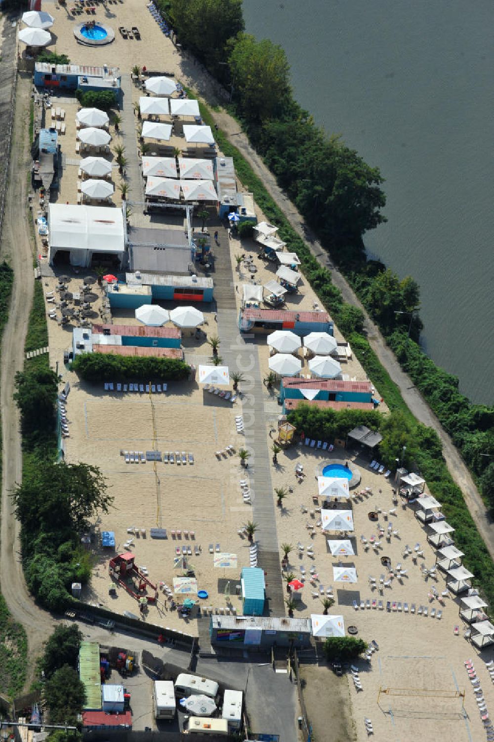 Offenbach aus der Vogelperspektive: Offenbacher Hafeninsel auf dem Main mit dem King Kamehameha Beachclub