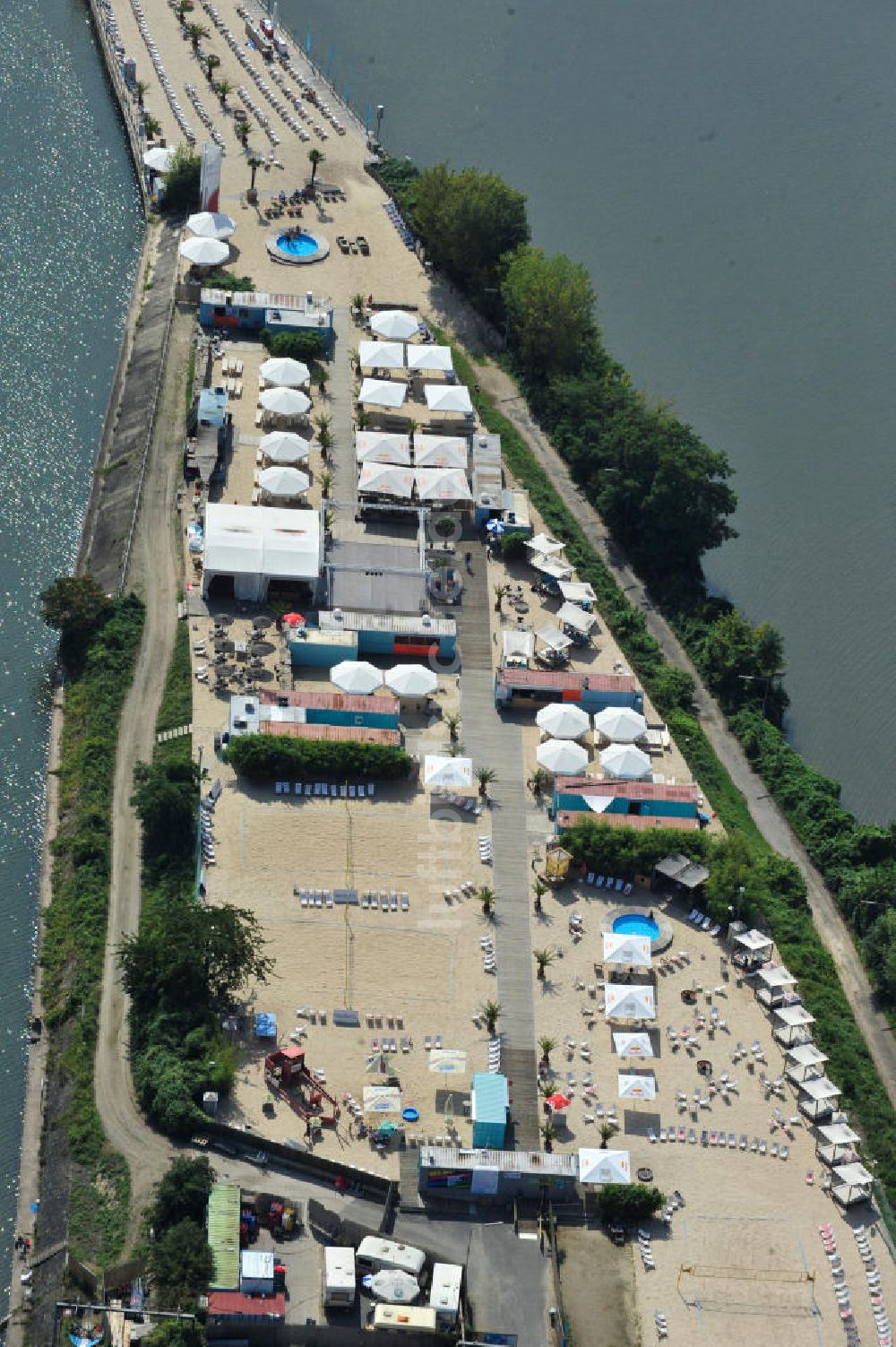 Luftbild Offenbach - Offenbacher Hafeninsel auf dem Main mit dem King Kamehameha Beachclub