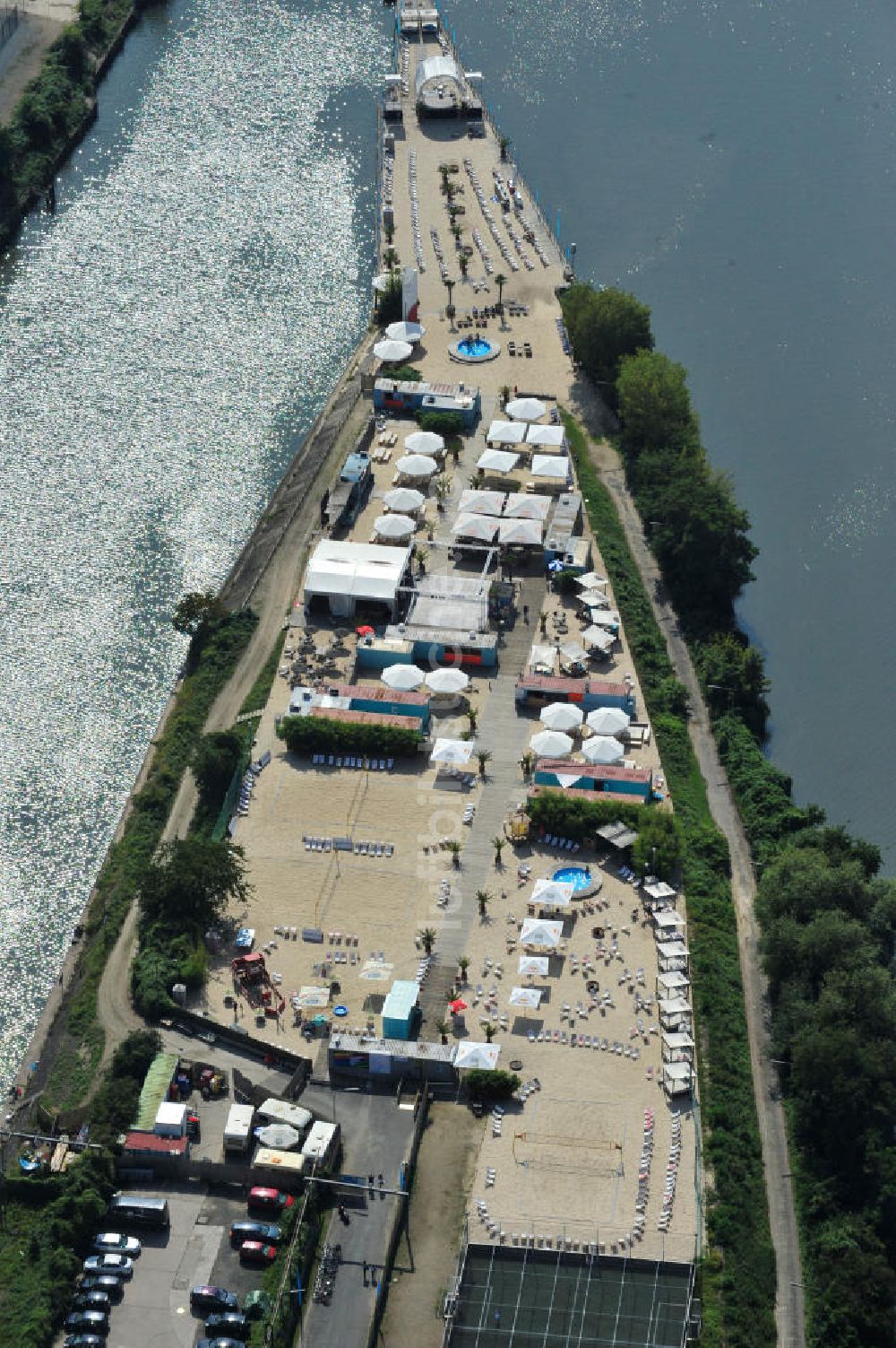 Offenbach von oben - Offenbacher Hafeninsel auf dem Main mit dem King Kamehameha Beachclub