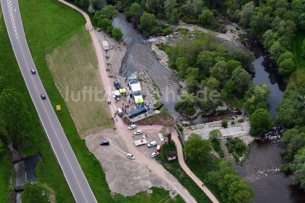 Maulburg aus der Vogelperspektive: Offene Tür am Wasserkraftwerk, Kleinkraftwerk an der Wiese in Maulburg im Bundesland Baden-Württemberg, Deutschland