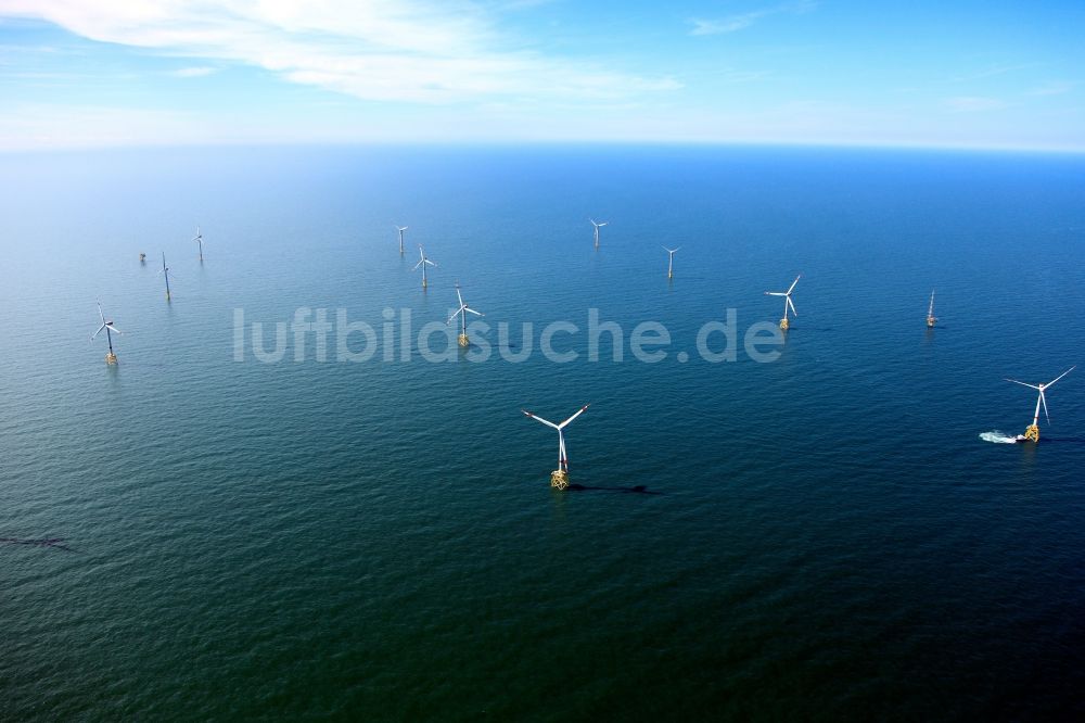 Borkum aus der Vogelperspektive: Offshore-Windpark alpha ventus vor der Nordseeküste in der Deutschen Bucht bei Borkum im Bundesland Niedersachsen