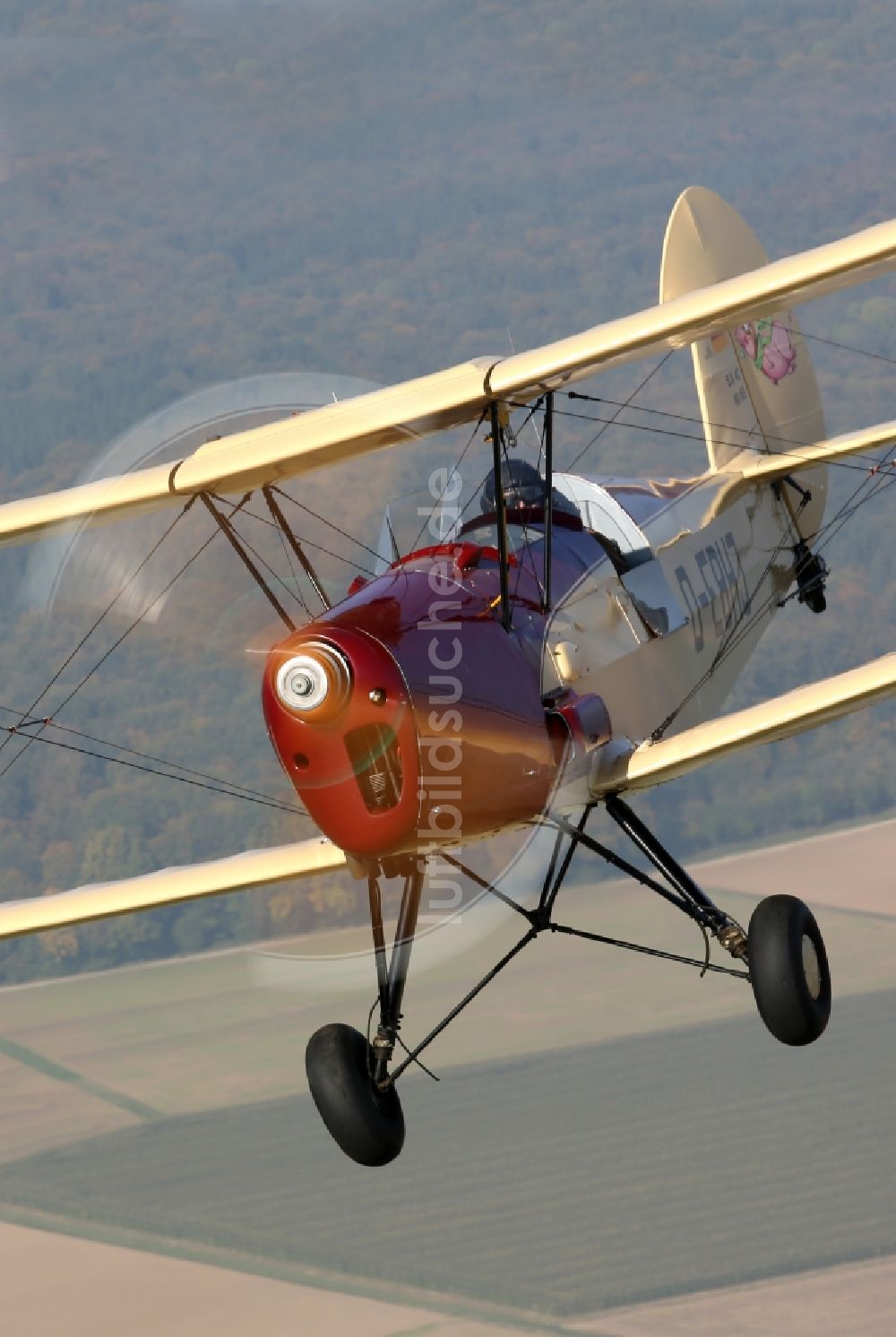 Luftbild Kirchheim unter Teck - Oldtimer Flugzeug - Doppeldecker über dem Flugplatz Hahnweide in Kirchheim unter Teck im Bundesland Baden-Württemberg