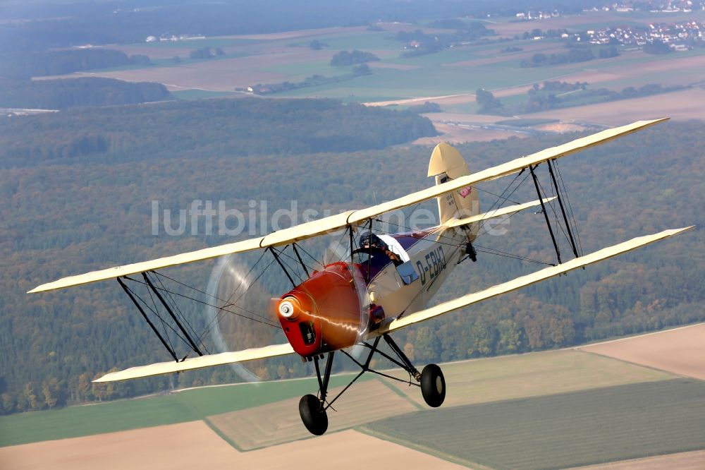 Kirchheim unter Teck von oben - Oldtimer Flugzeug - Doppeldecker über dem Flugplatz Hahnweide in Kirchheim unter Teck im Bundesland Baden-Württemberg