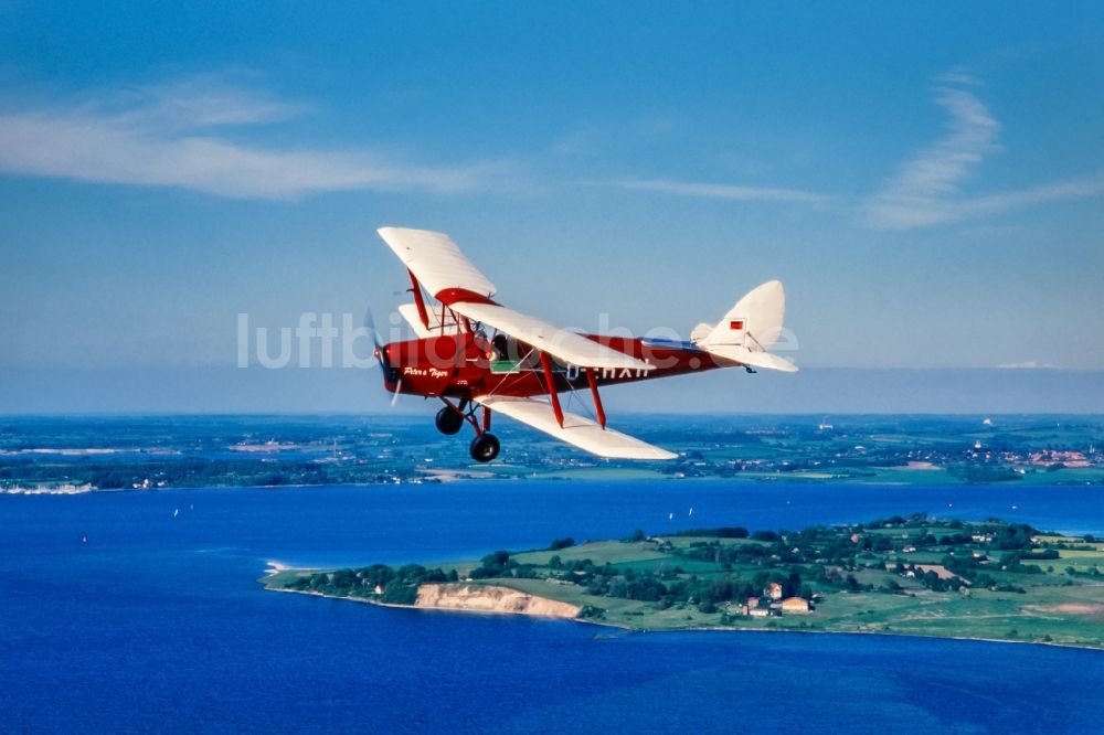 Luftaufnahme Glücksburg - Oldtimer Flugzeug im Fluge über der Ostsee im Luftraum Flensburger Förde im Bundesland Schleswig-Holstein