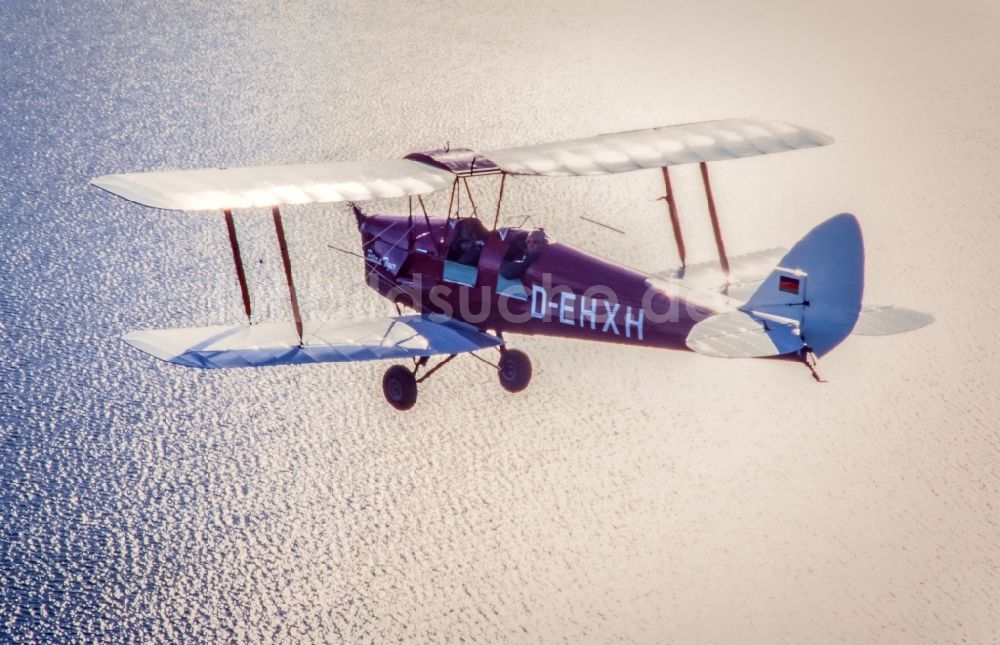 Glücksburg aus der Vogelperspektive: Oldtimer Flugzeug im Fluge über der Ostsee im Luftraum Flensburger Förde im Bundesland Schleswig-Holstein