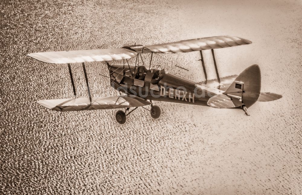 Luftbild Glücksburg - Oldtimer Flugzeug im Fluge über der Ostsee im Luftraum Flensburger Förde im Bundesland Schleswig-Holstein