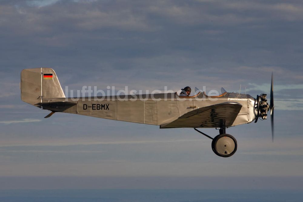 Ampfing von oben - Oldtimer Flugzeug Klemm L25 über dem Flugplatz Ampfing / Bayern