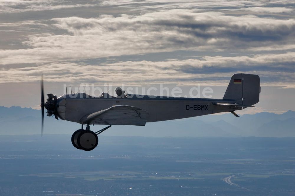 Ampfing aus der Vogelperspektive: Oldtimer Flugzeug Klemm L25 über dem Flugplatz Ampfing / Bayern