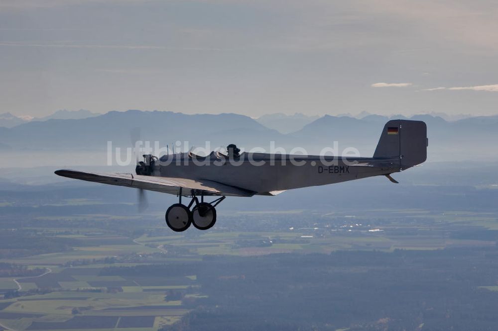 Luftaufnahme Ampfing - Oldtimer Flugzeug Klemm L25 über dem Flugplatz Ampfing / Bayern