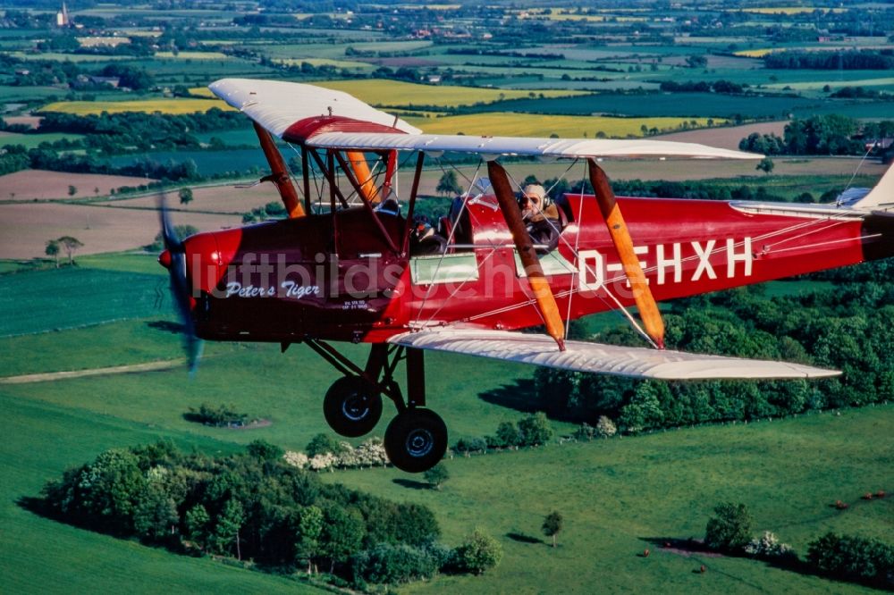 Luftaufnahme Hürup - Oldtimer Flugzeug im Luftraum in Hürup im Bundesland Schleswig-Holstein