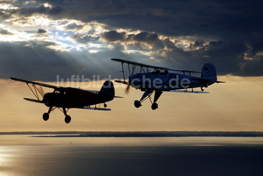 Nieby von oben - Oldtimer Flugzeuge im Fluge über der Ostsee im Luftraum Nieby im Bundesland Schleswig-Holstein