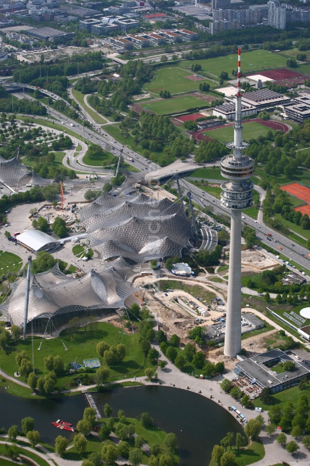 München von oben - Olympiapark München im Bundesland Bayern