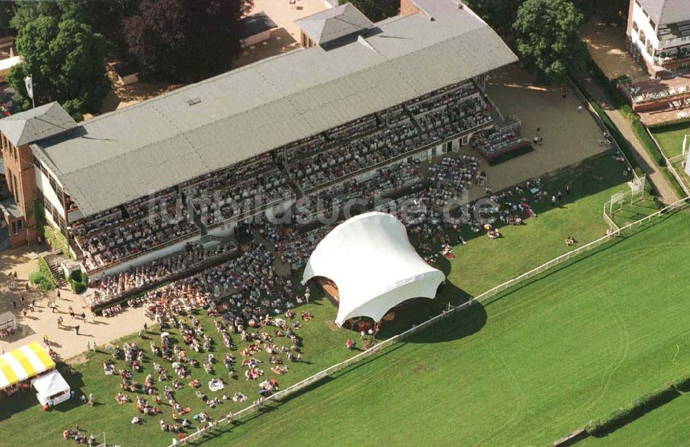 Hoppegarten / Brandenburg aus der Vogelperspektive: Open Air - Konzert auf der Galopprennbahn Hoppegarten (Strauß-Konzert) am 28.06.97 um 17:00 Uhr.