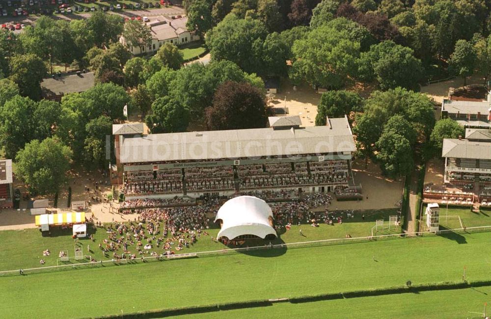 Hoppegarten / Brandenburg aus der Vogelperspektive: Open Air - Konzert auf der Galopprennbahn Hoppegarten (Strauß-Konzert) am 28.06.97 um 17:00 Uhr.