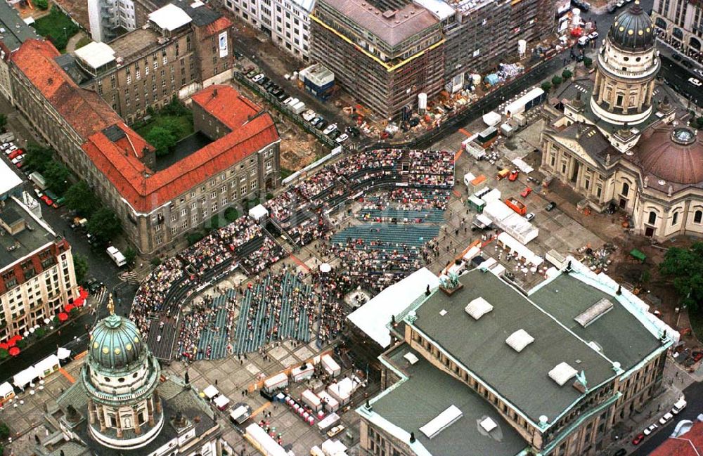 Luftbild Berlin - Open-Air-Konzert am Gendarmenmarkt