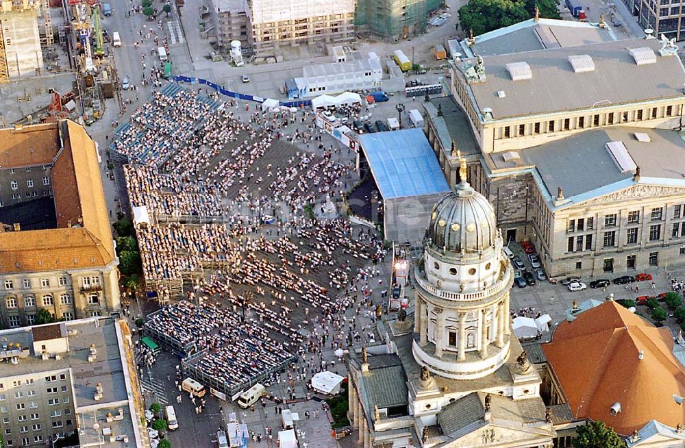 Luftbild Berlin Mitte - 18.09.1995 Open Air Konzert auf dem Gendarmenmarkt Berlin Mitte