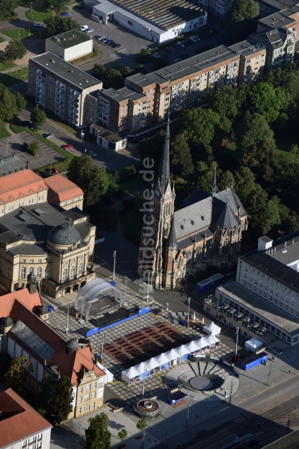 Luftaufnahme Chemnitz - Opernhaus Chemnitz mit Theaterplatz und der Petrikirche in Chemnitz im Bundesland Sachsen