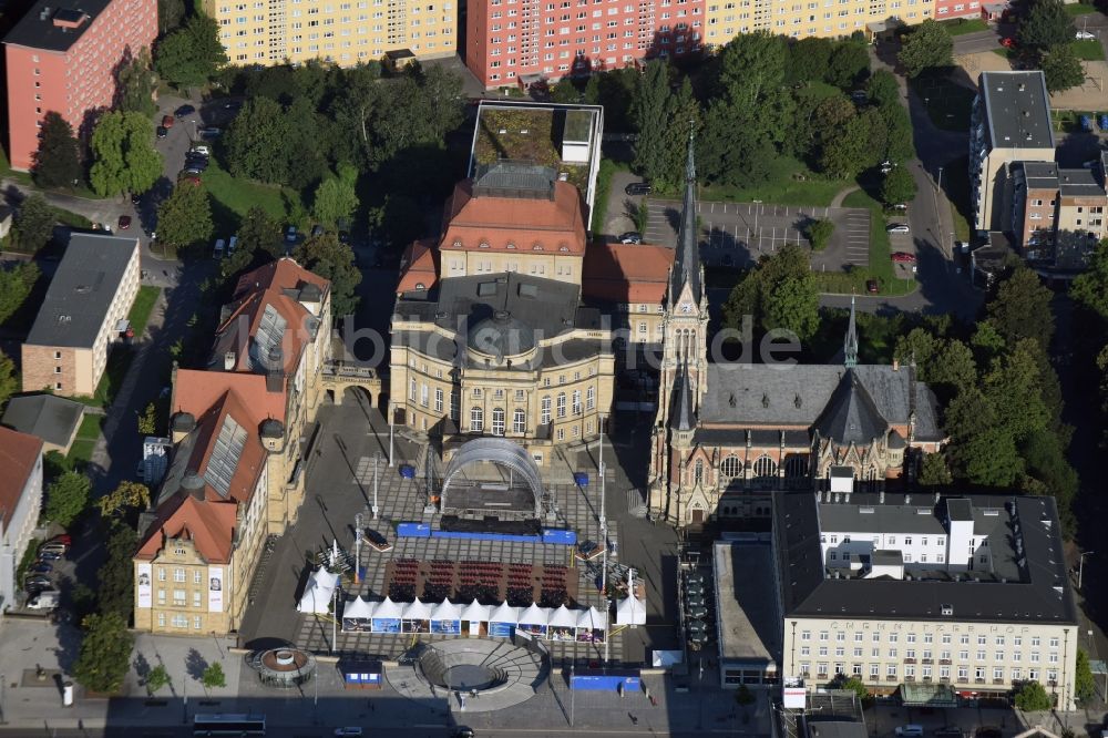 Luftaufnahme Chemnitz - Opernhaus Chemnitz mit Theaterplatz und der Petrikirche in Chemnitz im Bundesland Sachsen