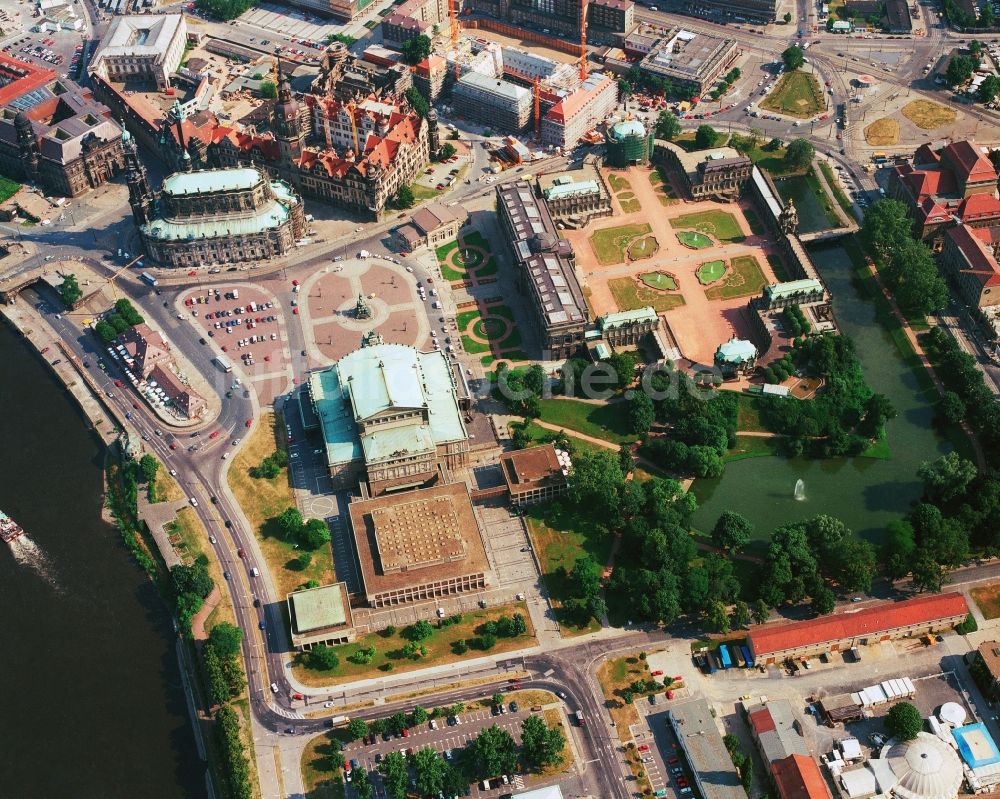 Luftaufnahme Dresden - Opernhaus Semperoper Dresden in Dresden im Bundesland Sachsen