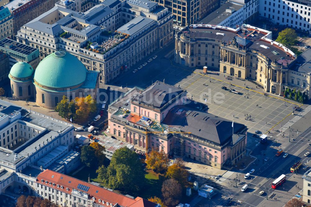 Berlin aus der Vogelperspektive: Opernhaus Staatsoper in Berlin, Deutschland