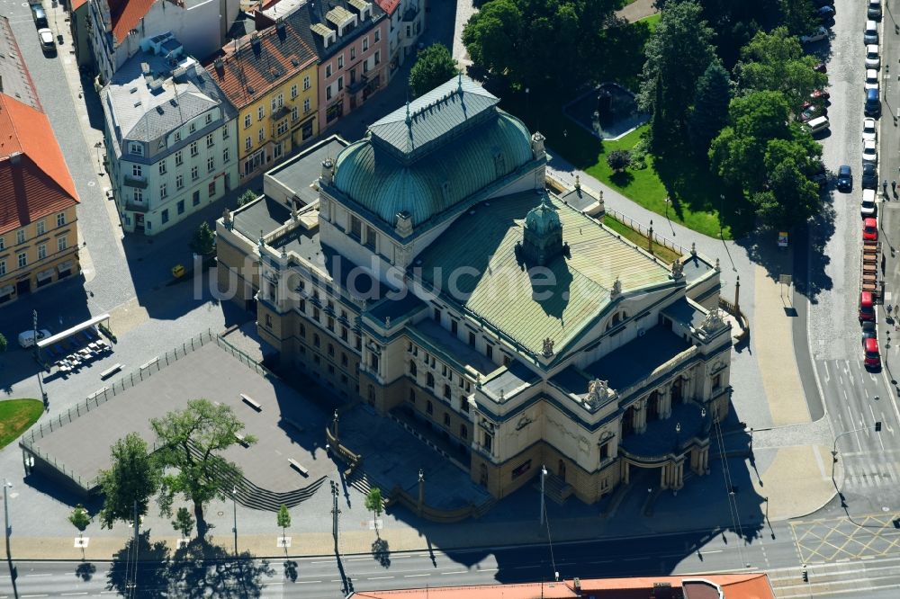 Pilsen aus der Vogelperspektive: Opernhaus J.K. Tyl Theatre in Pilsen in Böhmen, Tschechien