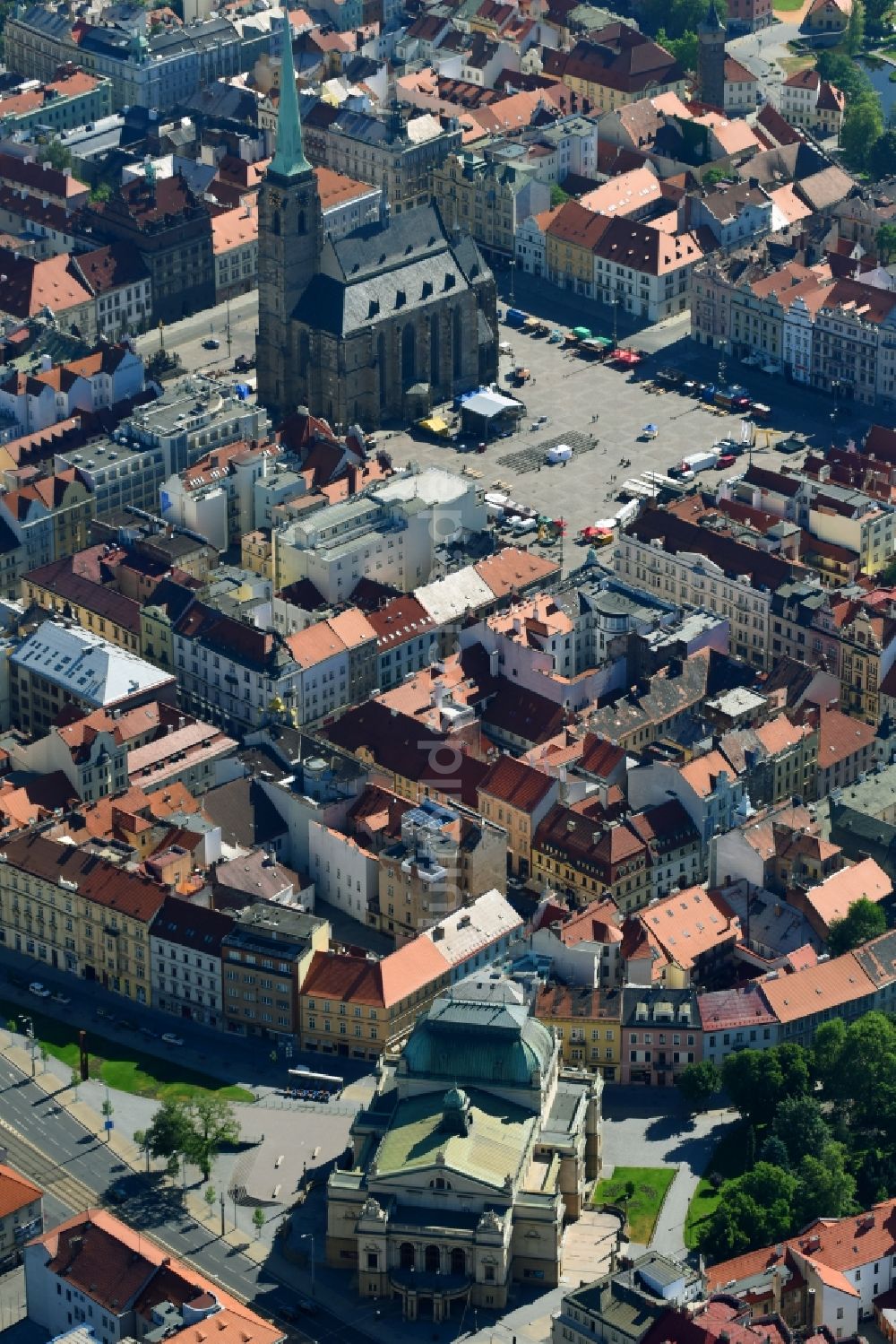 Pilsen aus der Vogelperspektive: Opernhaus J.K. Tyl Theatre in Pilsen in Böhmen, Tschechien