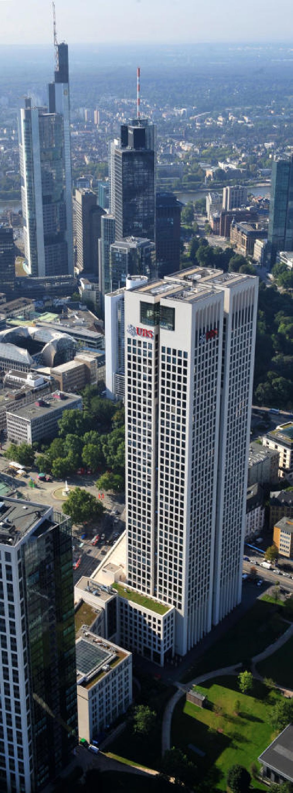 Frankfurt am Main von oben - OpernTurm Frankfurt / Main