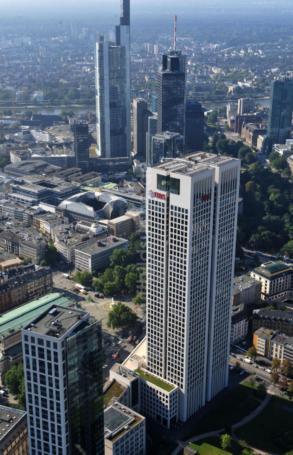 Frankfurt am Main aus der Vogelperspektive: OpernTurm Frankfurt / Main