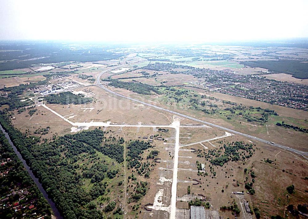 Luftaufnahme Oranienburg / Brandenburg - Oranienburg / Brandenburg ehemaliges Flugplatzgelände umgebaut zum Gewerbepark neben der A10