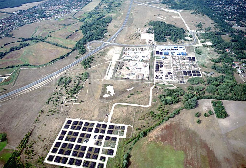 Oranienburg / Brandenburg aus der Vogelperspektive: Oranienburg / Brandenburg ehemaliges Flugplatzgelände umgebaut zum Gewerbepark neben der A10