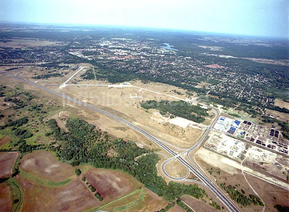 Luftbild Oranienburg / Brandenburg - Oranienburg / Brandenburg ehemaliges Flugplatzgelände umgebaut zum Gewerbepark neben der A10