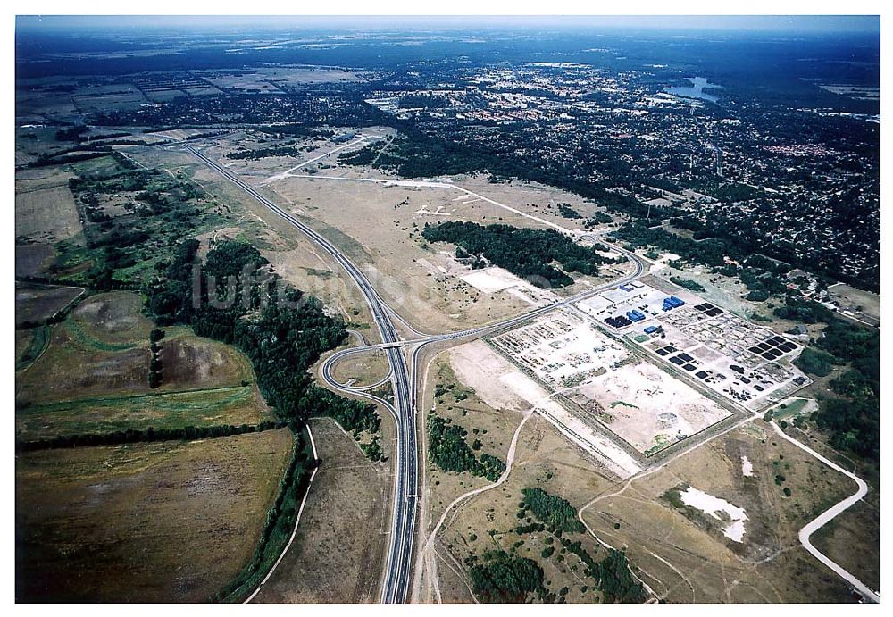 Oranienburg / Brandenburg von oben - Oranienburg / Brandenburg ehemaliges Flugplatzgelände umgebaut zum Gewerbepark neben der A10