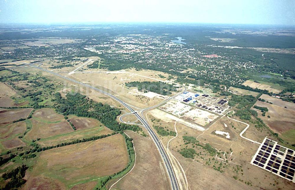 Oranienburg / Brandenburg von oben - Oranienburg / Brandenburg ehemaliges Flugplatzgelände umgebaut zum Gewerbepark neben der A10