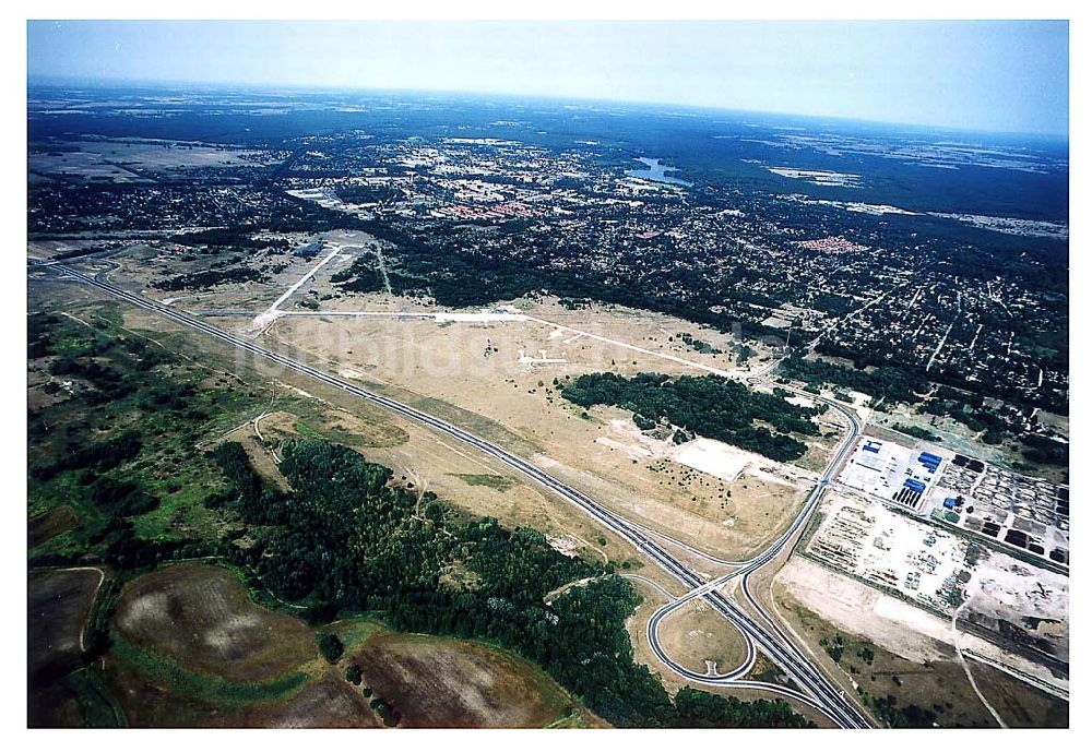 Oranienburg / Brandenburg aus der Vogelperspektive: Oranienburg / Brandenburg ehemaliges Flugplatzgelände umgebaut zum Gewerbepark neben der A10