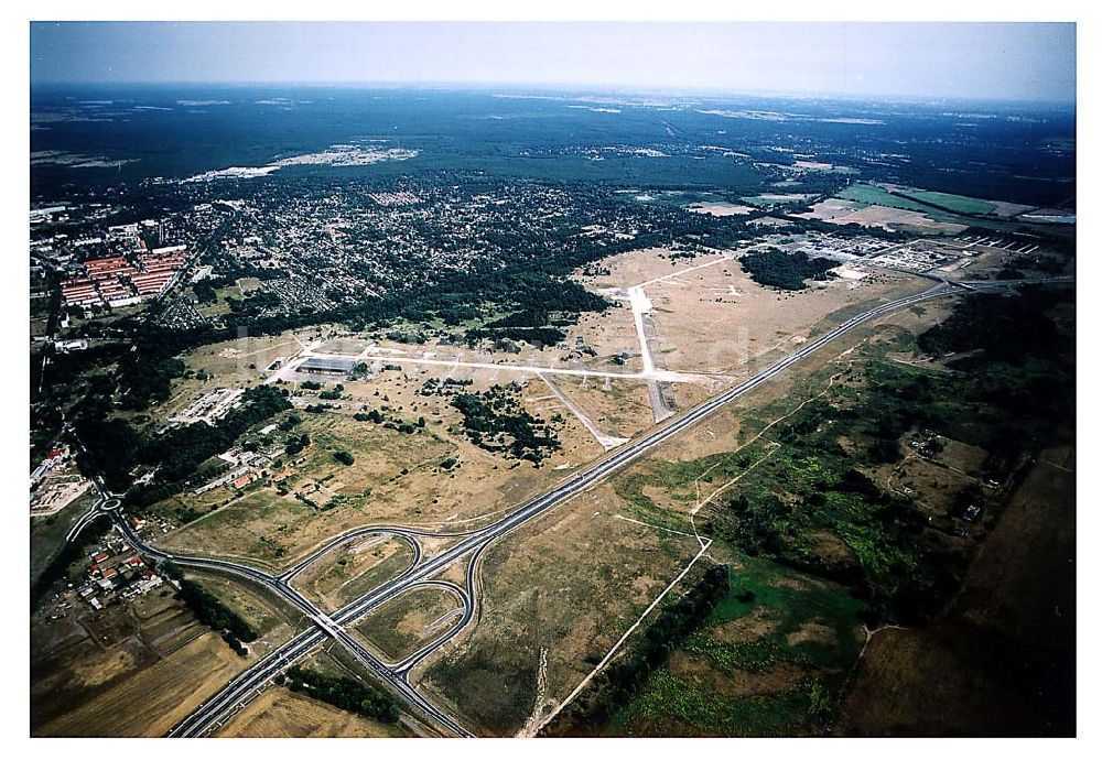 Luftbild Oranienburg / Brandenburg - Oranienburg / Brandenburg ehemaliges Flugplatzgelände umgebaut zum Gewerbepark neben der A10