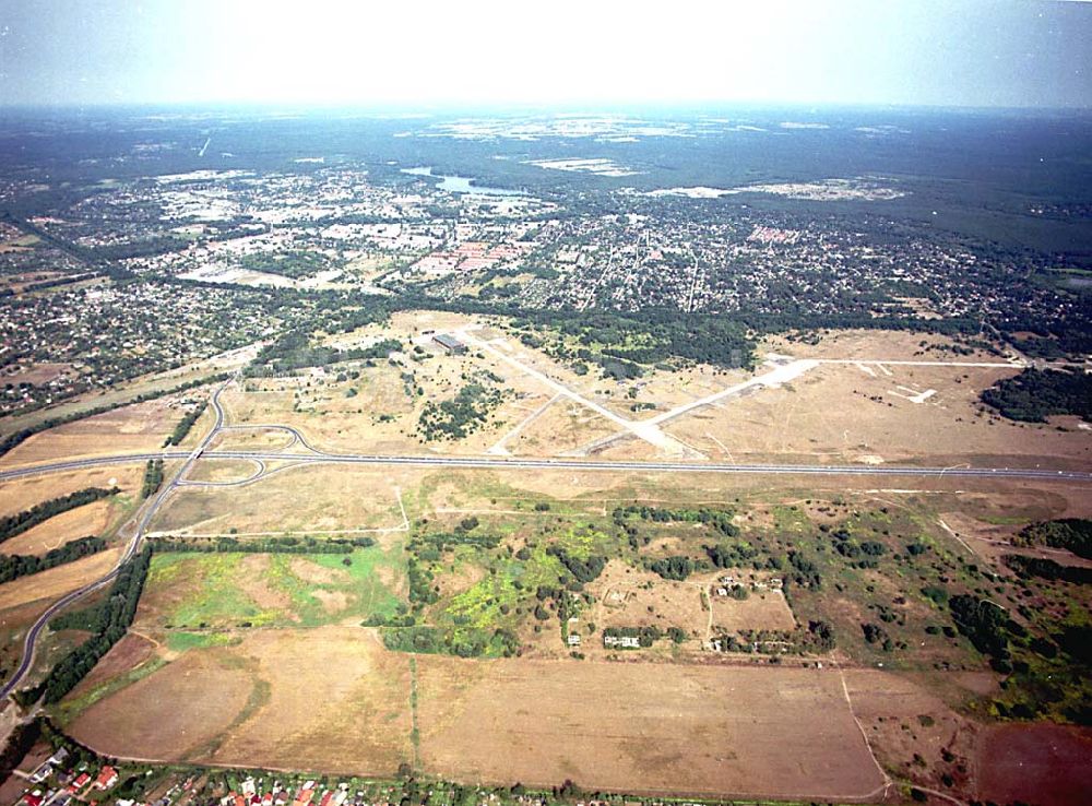 Luftaufnahme Oranienburg / Brandenburg - Oranienburg / Brandenburg ehemaliges Flugplatzgelände umgebaut zum Gewerbepark neben der A10