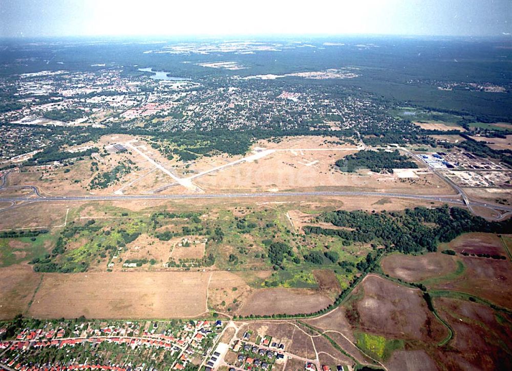 Oranienburg / Brandenburg von oben - Oranienburg / Brandenburg ehemaliges Flugplatzgelände umgebaut zum Gewerbepark neben der A10