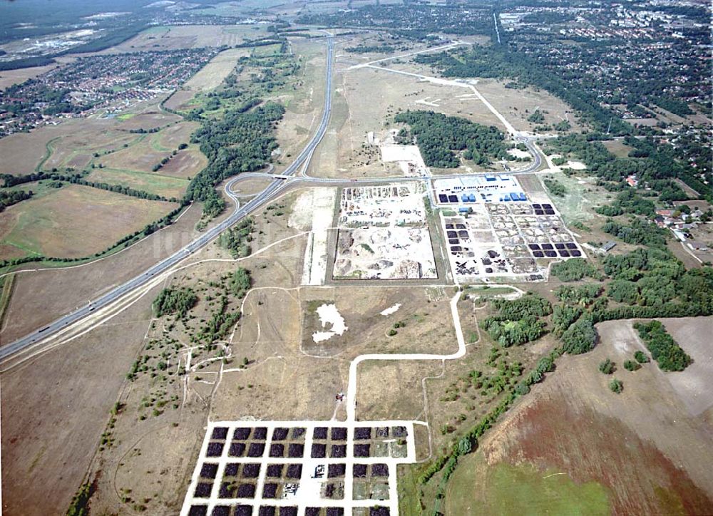 Oranienburg / Brandenburg aus der Vogelperspektive: Oranienburg / Brandenburg ehemaliges Flugplatzgelände umgebaut zum Gewerbepark neben der A10