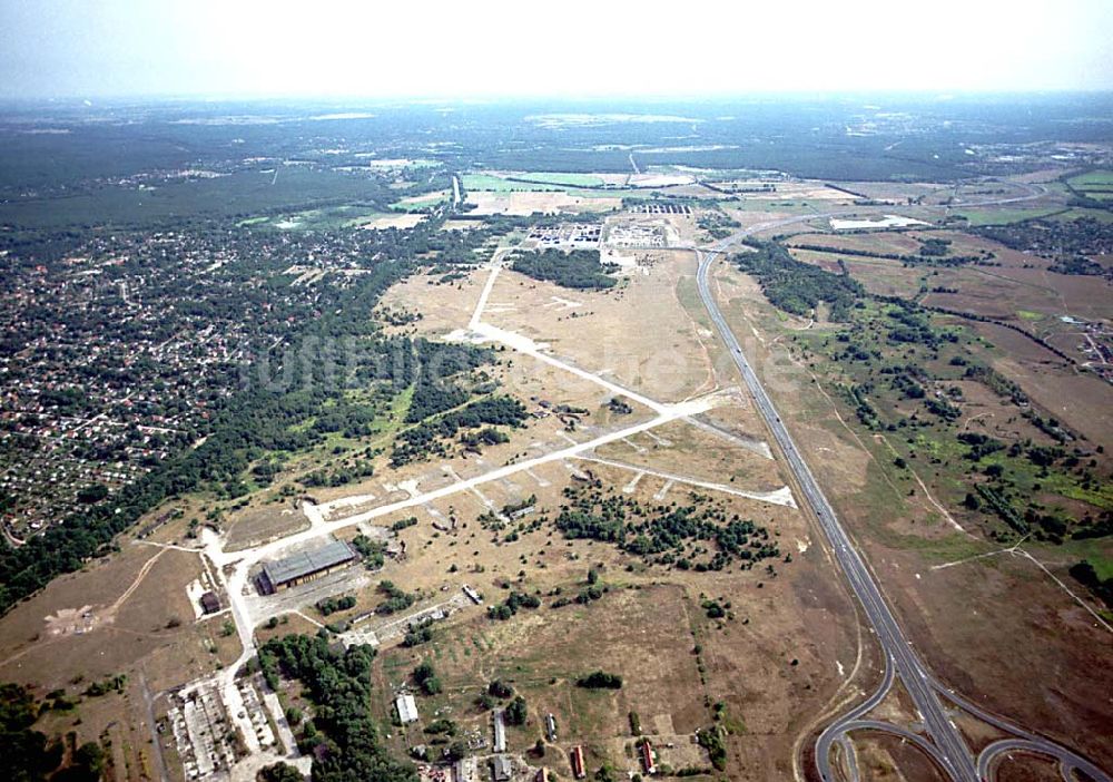 Luftbild Oranienburg / Brandenburg - Oranienburg / Brandenburg ehemaliges Flugplatzgelände umgebaut zum Gewerbepark neben der A10