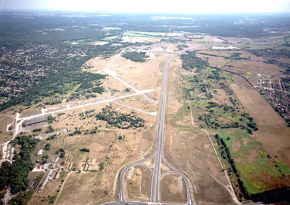 Luftaufnahme Oranienburg / Brandenburg - Oranienburg / Brandenburg ehemaliges Flugplatzgelände umgebaut zum Gewerbepark neben der A10