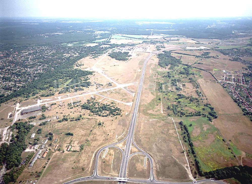 Oranienburg / Brandenburg von oben - Oranienburg / Brandenburg ehemaliges Flugplatzgelände umgebaut zum Gewerbepark neben der A10