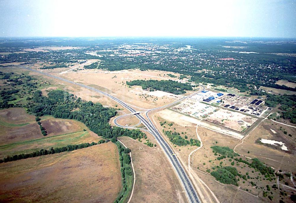 Oranienburg / Brandenburg von oben - Oranienburg / Brandenburg ehemaliges Flugplatzgelände umgebaut zum Gewerbepark neben der A10