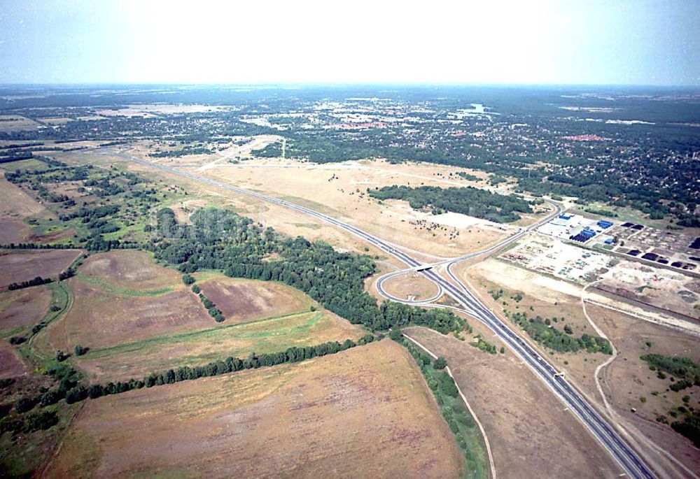 Oranienburg / Brandenburg aus der Vogelperspektive: Oranienburg / Brandenburg ehemaliges Flugplatzgelände umgebaut zum Gewerbepark neben der A10