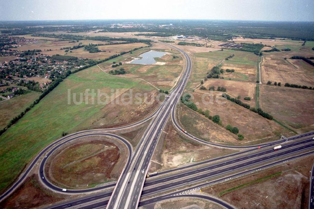 Luftaufnahme Oranienburg / Brandenburg - Oranienburg / Brandenburg ehemaliges Flugplatzgelände umgebaut zum Gewerbepark neben der A10