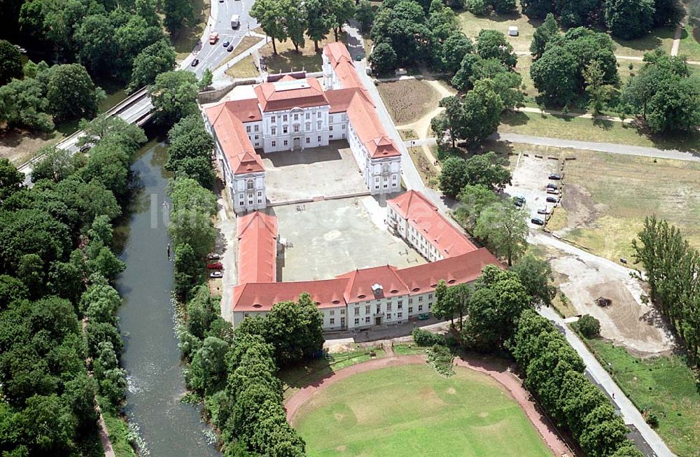 Oranienburg - Brandenburg aus der Vogelperspektive: 24.06.2003 Oranienburg - Brandenburg Schloß Oranienburg Foto: Robert Grahn