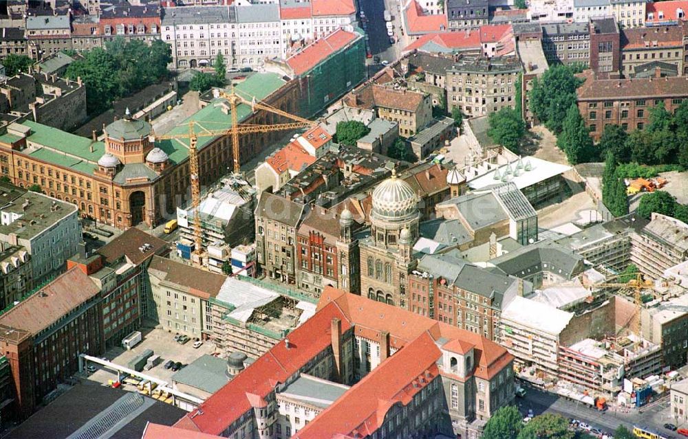 Luftbild Berlin - Oranienburger Straße in Berlin-Mitte mit der Neuen Synagoge.